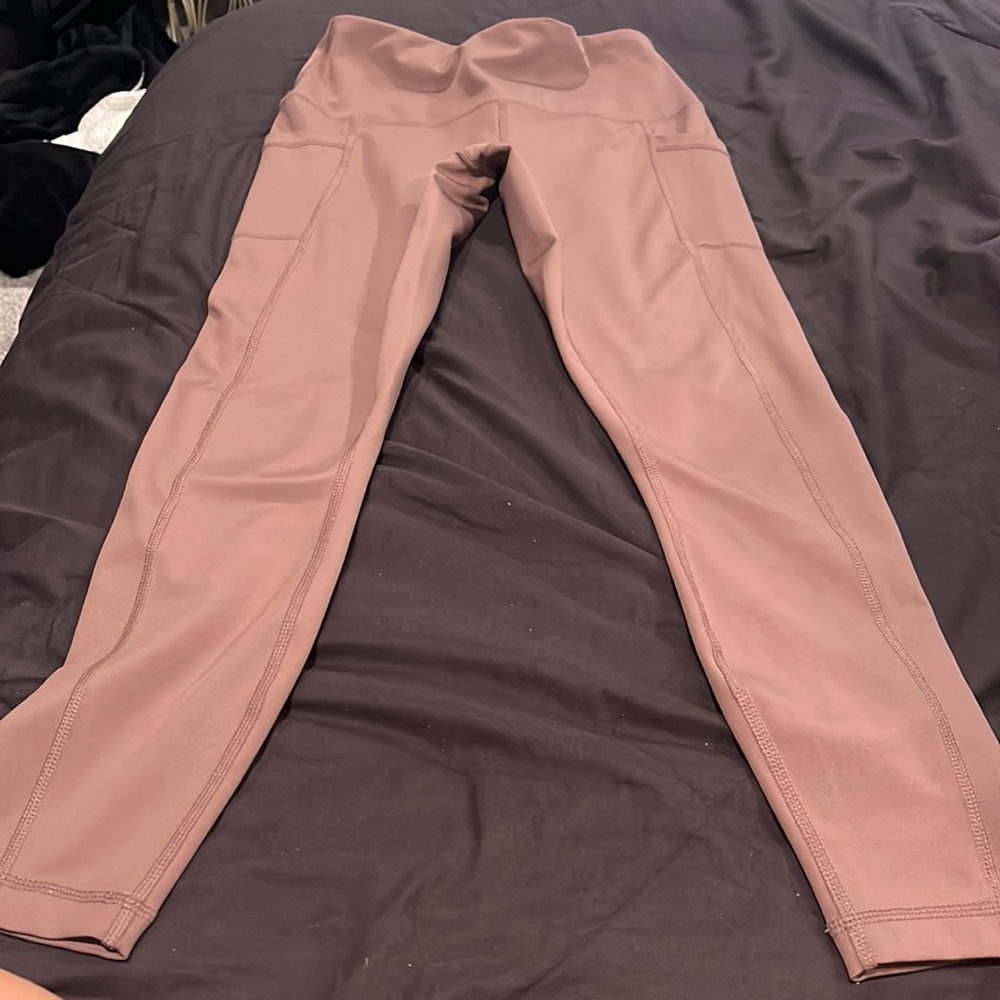 gym leggings, pockets, light brown